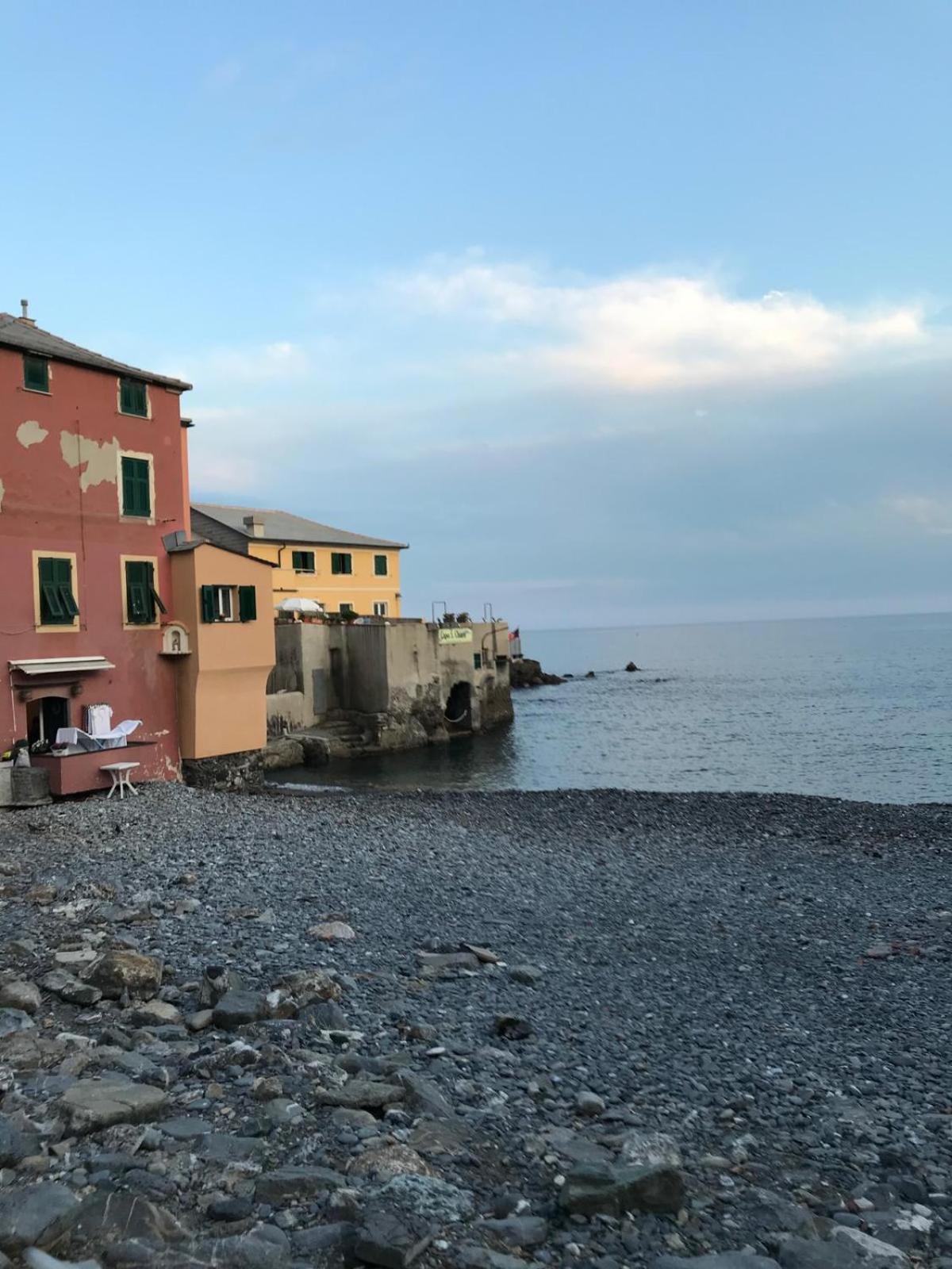 Casa Sulla Spiaggia Di Boccadasse Genoa Bagian luar foto